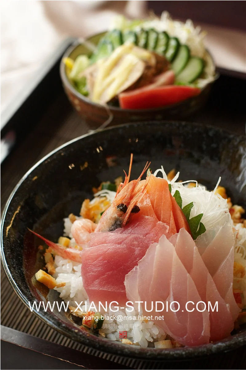 餐飲攝影｜側光讓表面的酥脆、醬汁的光澤與食材的紋理浮現；俯拍呈現擺盤秩序，低角度則保留層次與厚度。從一只盤子到整張餐桌，先讓眼睛感受食物。・照片 1
