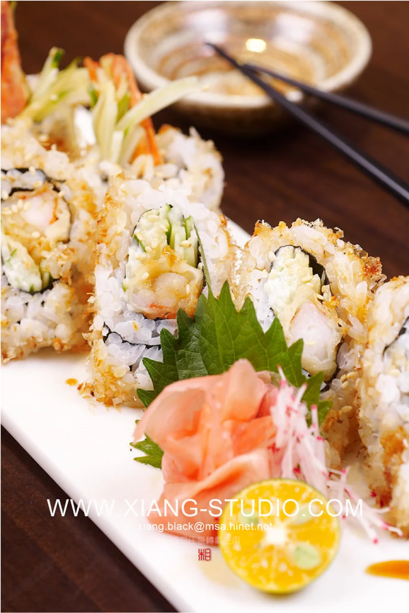 餐飲攝影｜側光讓表面的酥脆、醬汁的光澤與食材的紋理浮現；俯拍呈現擺盤秩序，低角度則保留層次與厚度。從一只盤子到整張餐桌，先讓眼睛感受食物。・照片 3
