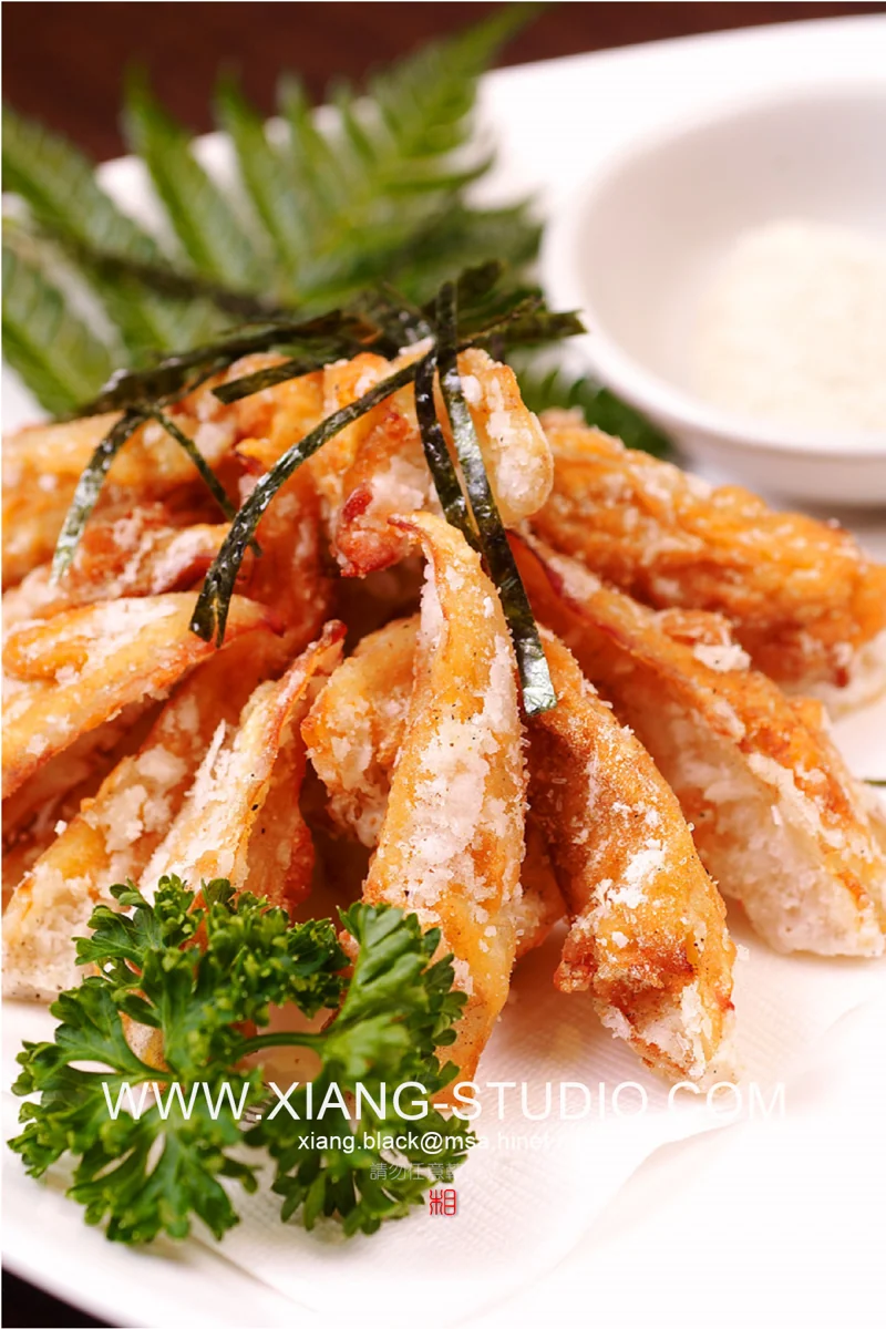 餐飲攝影｜側光讓表面的酥脆、醬汁的光澤與食材的紋理浮現；俯拍呈現擺盤秩序，低角度則保留層次與厚度。從一只盤子到整張餐桌，先讓眼睛感受食物。・照片 4