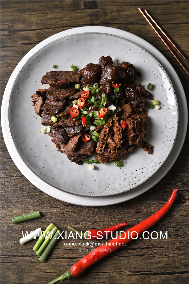 餐飲攝影｜側光讓表面的酥脆、醬汁的光澤與食材的紋理浮現；俯拍呈現擺盤秩序，低角度則保留層次與厚度。從一只盤子到整張餐桌，先讓眼睛感受食物。・照片 13