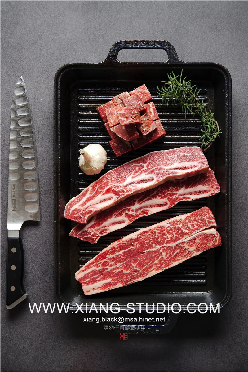 餐飲攝影｜側光讓表面的酥脆、醬汁的光澤與食材的紋理浮現；俯拍呈現擺盤秩序，低角度則保留層次與厚度。從一只盤子到整張餐桌，先讓眼睛感受食物。・照片 16