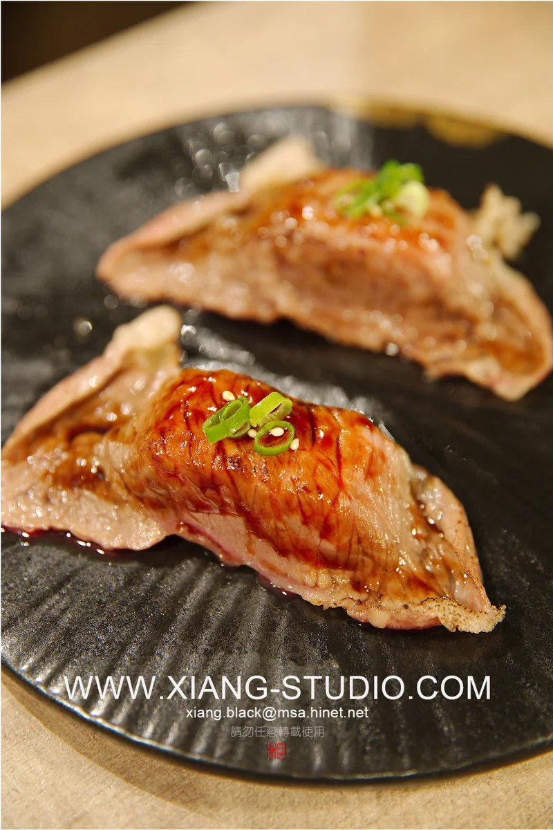 餐飲攝影｜側光讓表面的酥脆、醬汁的光澤與食材的紋理浮現；俯拍呈現擺盤秩序，低角度則保留層次與厚度。從一只盤子到整張餐桌，先讓眼睛感受食物。・照片 20