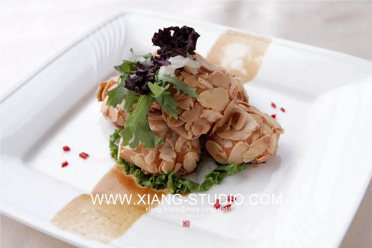 餐飲攝影｜側光讓表面的酥脆、醬汁的光澤與食材的紋理浮現；俯拍呈現擺盤秩序，低角度則保留層次與厚度。從一只盤子到整張餐桌，先讓眼睛感受食物。・照片 22