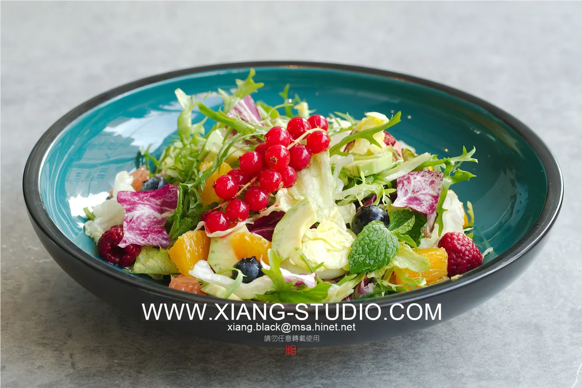 餐飲攝影｜側光讓表面的酥脆、醬汁的光澤與食材的紋理浮現；俯拍呈現擺盤秩序，低角度則保留層次與厚度。從一只盤子到整張餐桌，先讓眼睛感受食物。・照片 29