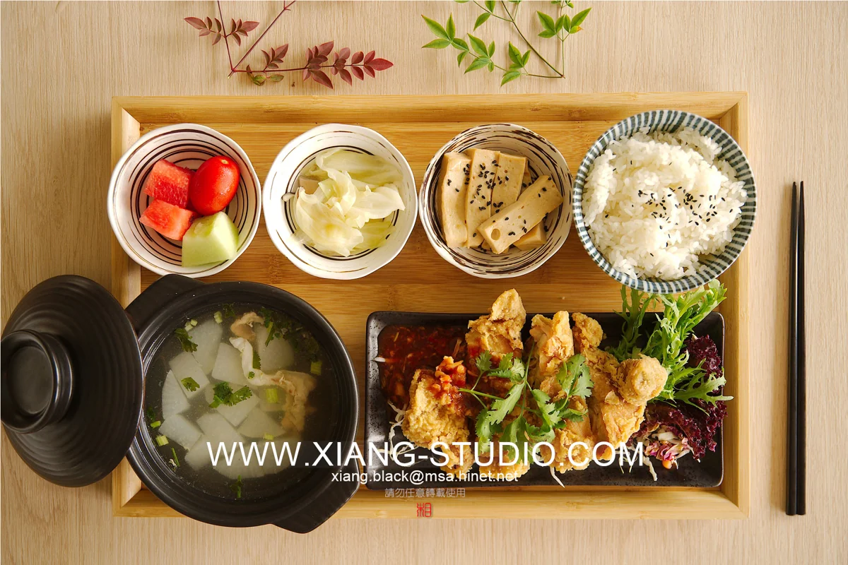 餐飲攝影｜側光讓表面的酥脆、醬汁的光澤與食材的紋理浮現；俯拍呈現擺盤秩序，低角度則保留層次與厚度。從一只盤子到整張餐桌，先讓眼睛感受食物。・照片 31