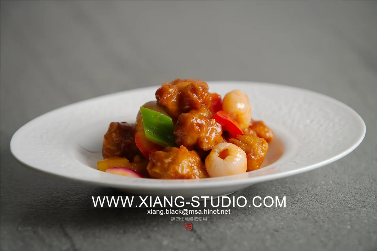 餐飲攝影｜側光讓表面的酥脆、醬汁的光澤與食材的紋理浮現；俯拍呈現擺盤秩序，低角度則保留層次與厚度。從一只盤子到整張餐桌，先讓眼睛感受食物。・照片 34