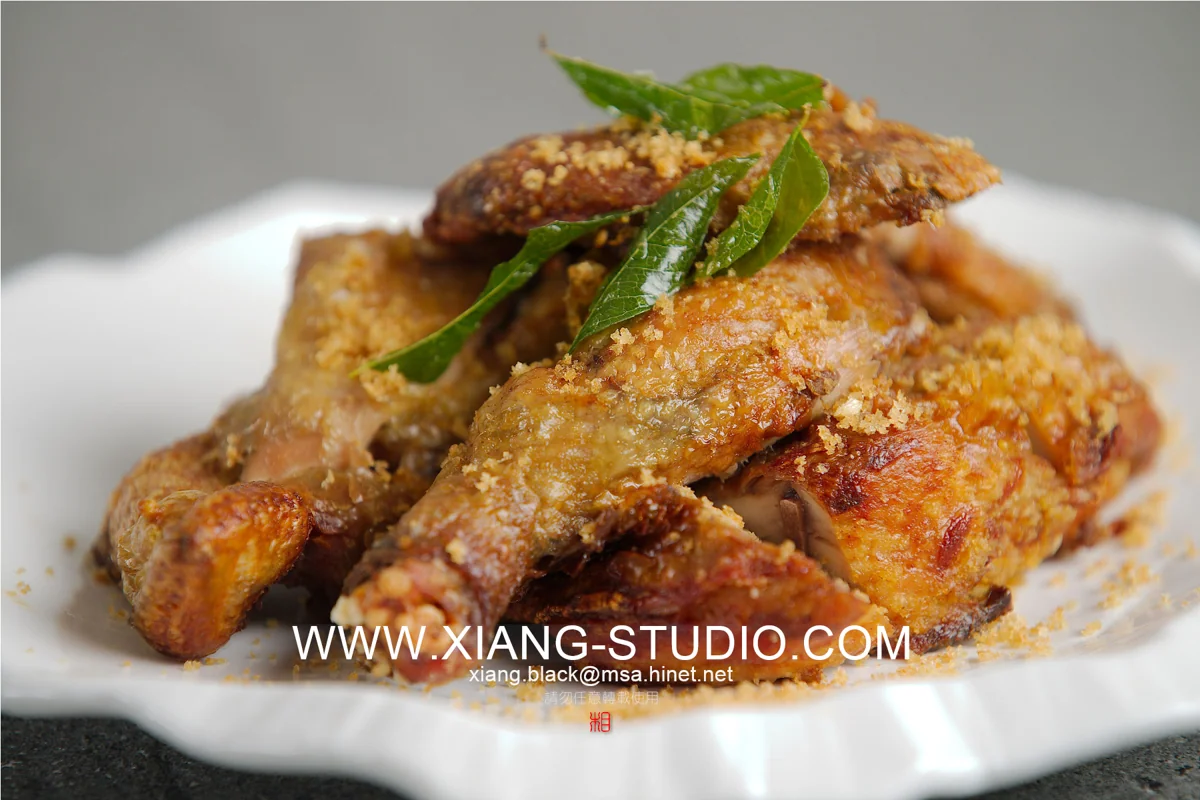 餐飲攝影｜側光讓表面的酥脆、醬汁的光澤與食材的紋理浮現；俯拍呈現擺盤秩序，低角度則保留層次與厚度。從一只盤子到整張餐桌，先讓眼睛感受食物。・照片 35