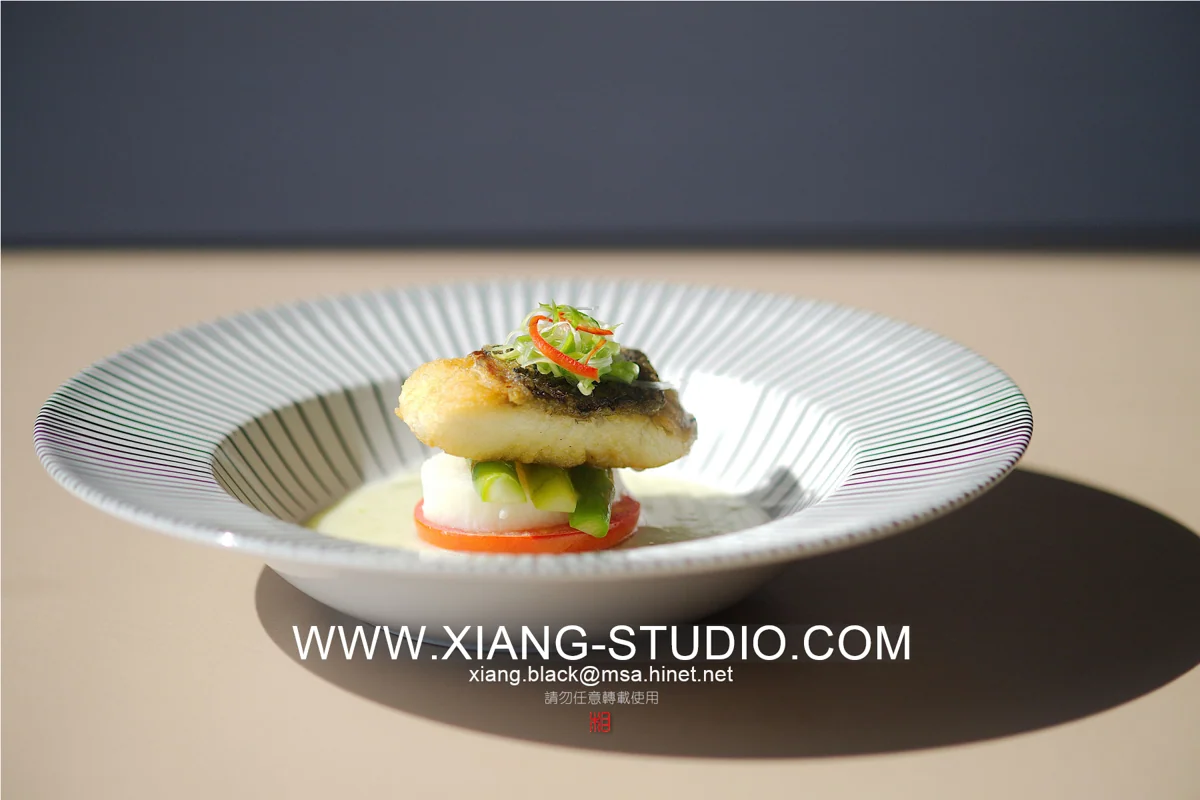 餐飲攝影｜側光讓表面的酥脆、醬汁的光澤與食材的紋理浮現；俯拍呈現擺盤秩序，低角度則保留層次與厚度。從一只盤子到整張餐桌，先讓眼睛感受食物。・照片 37