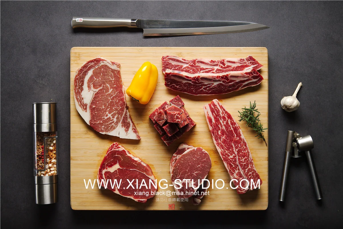 餐飲攝影｜側光讓表面的酥脆、醬汁的光澤與食材的紋理浮現；俯拍呈現擺盤秩序，低角度則保留層次與厚度。從一只盤子到整張餐桌，先讓眼睛感受食物。・照片 41
