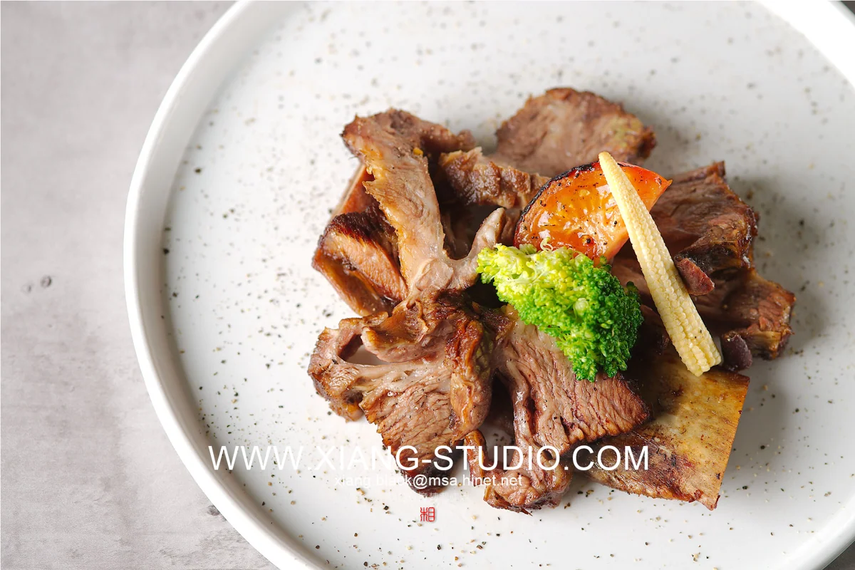 餐飲攝影｜側光讓表面的酥脆、醬汁的光澤與食材的紋理浮現；俯拍呈現擺盤秩序，低角度則保留層次與厚度。從一只盤子到整張餐桌，先讓眼睛感受食物。・照片 44